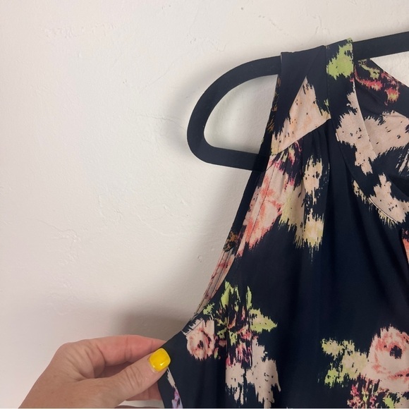 DR2 by Daniel Rainn Navy Floral Romper medium - Picture 6 of 10